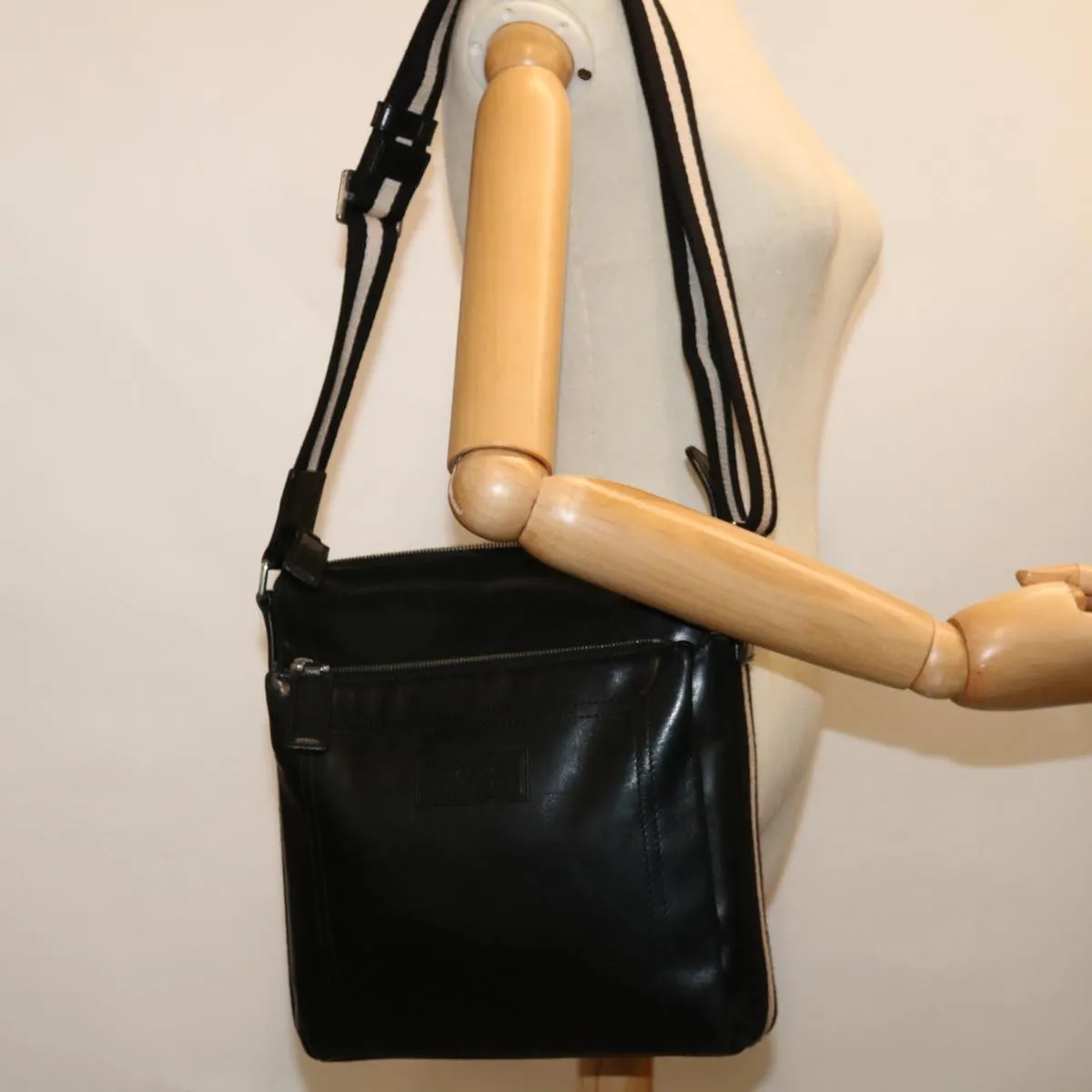 Bally --  Leather Shoulder Bag (Pre-Owned)