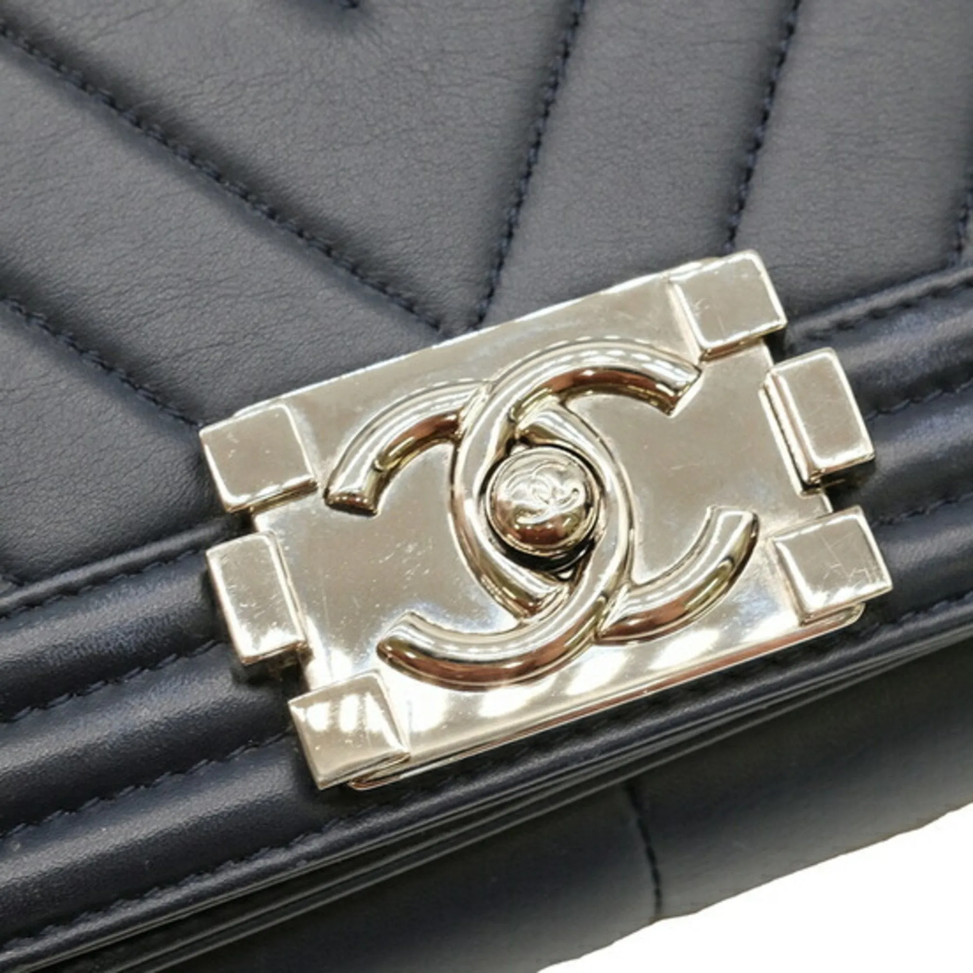 Chanel Boy Leather Shoulder Bag (Pre-Owned)
