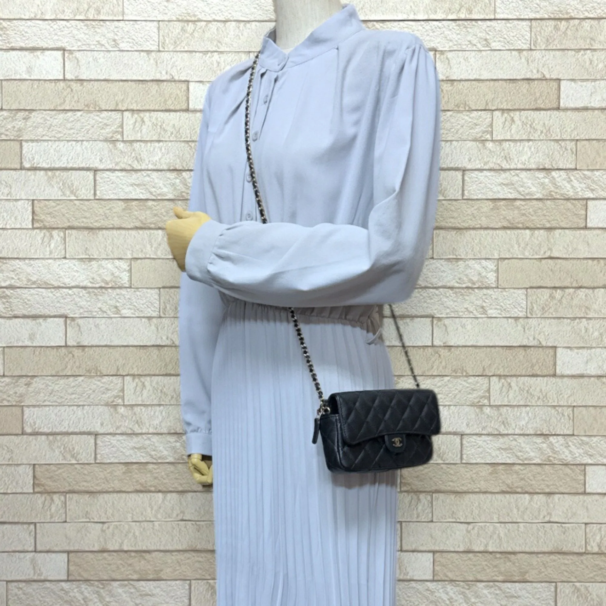 Chanel Caviar Leather Shoulder Bag (Pre-Owned)
