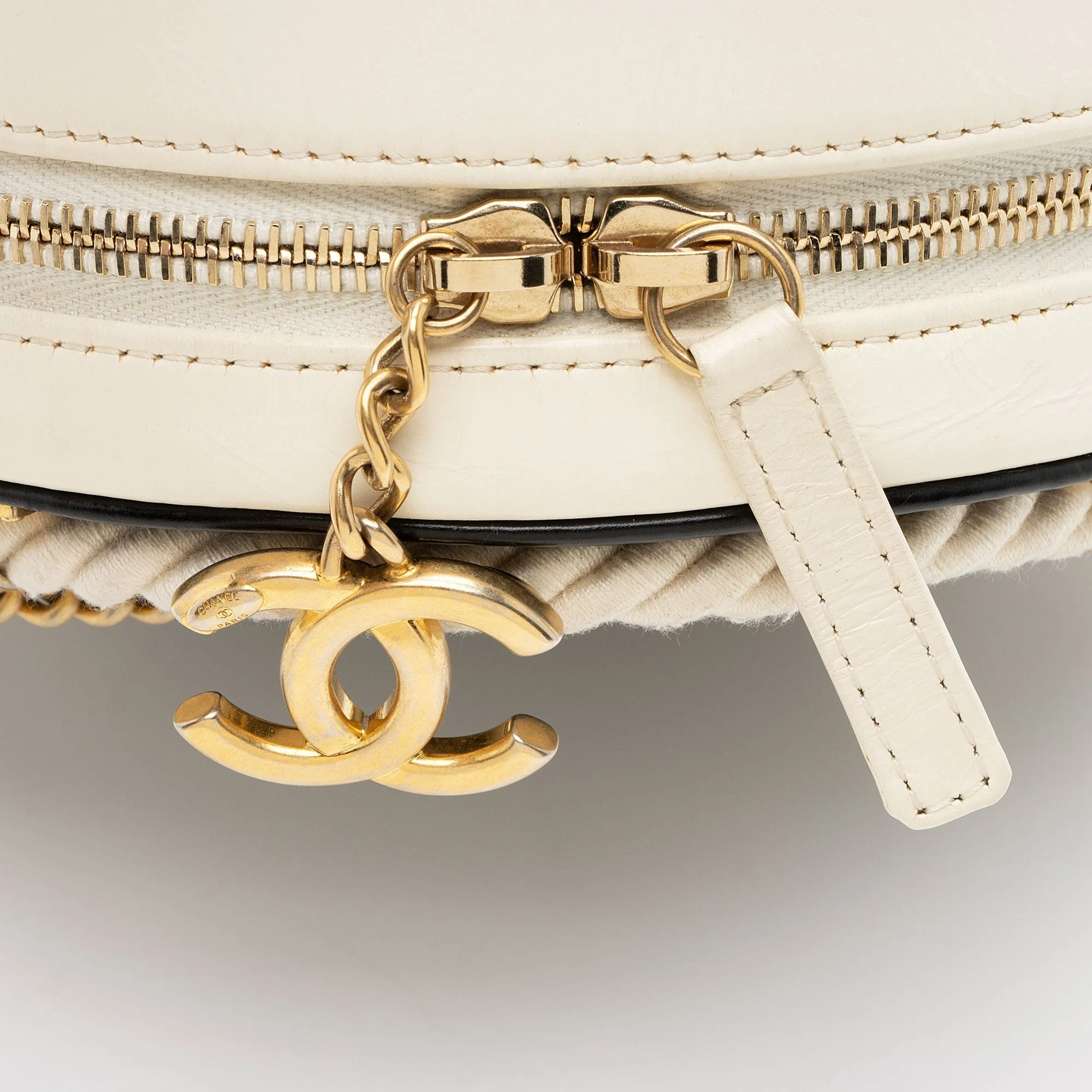 Chanel Crumpled Calfskin En Vogue Round Shoulder Bag (SHF-JKAuQO)