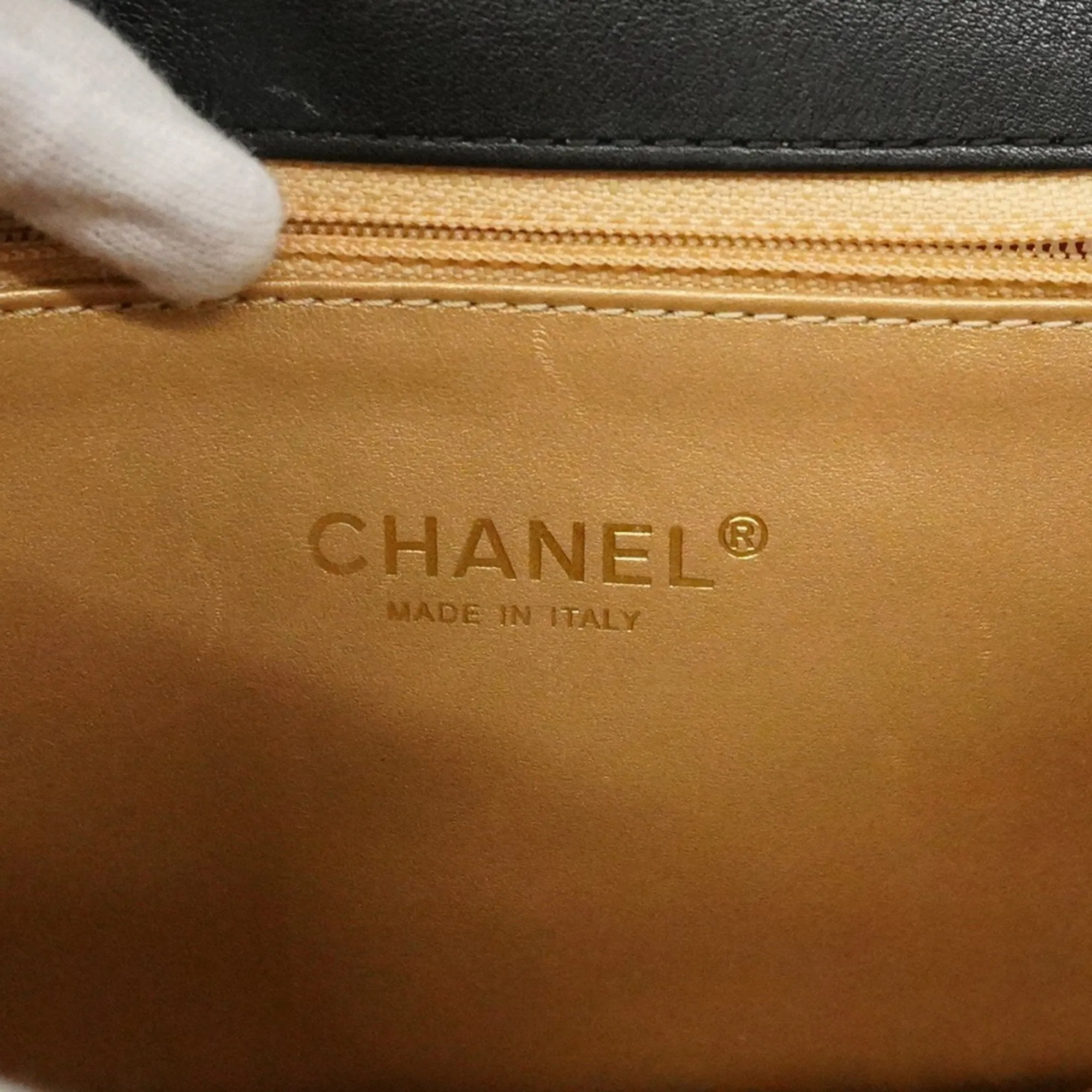 Chanel Leather Shoulder Bag (Pre-Owned)