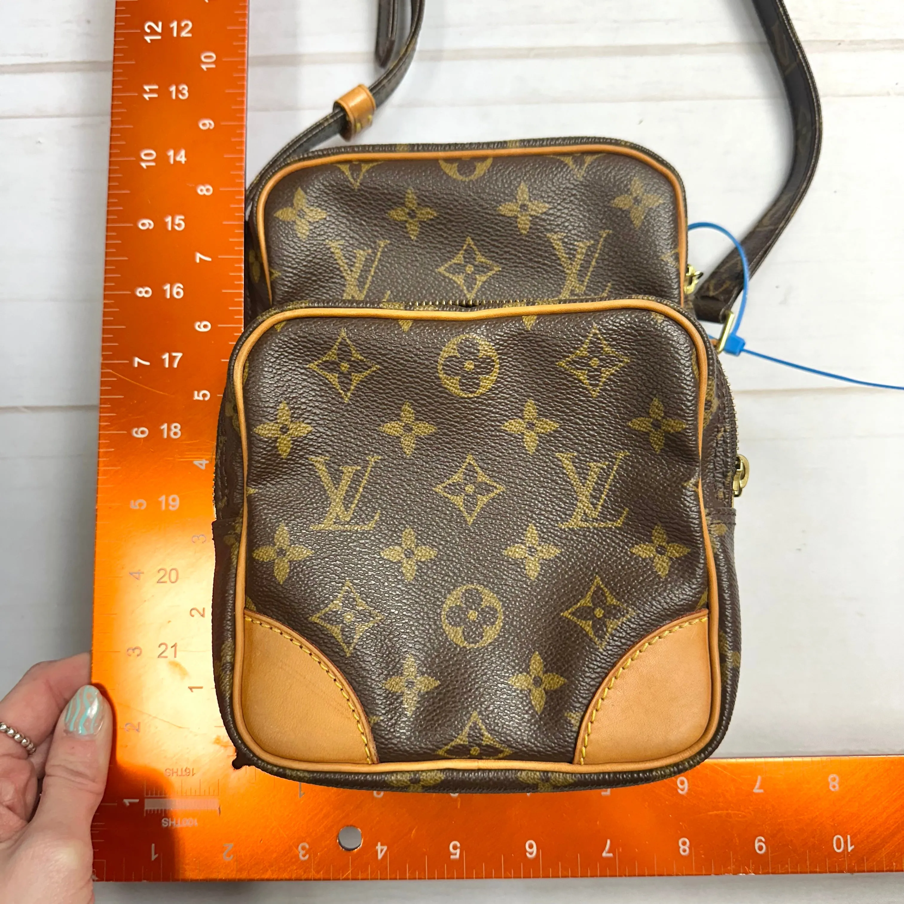 Crossbody Luxury Designer By Louis Vuitton, Size: Medium