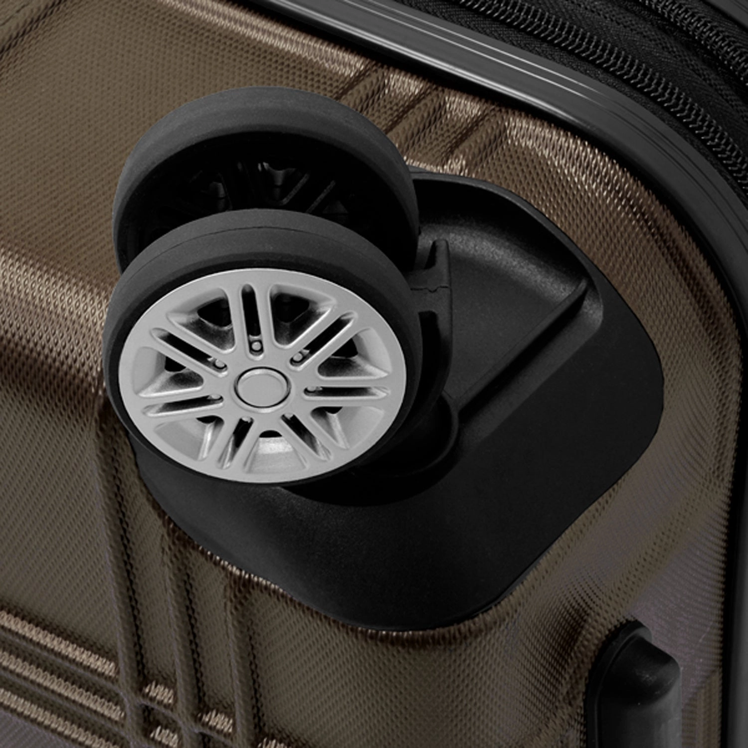 London Fog Kingsbury 21" 4-Wheel Carry-On Luggage