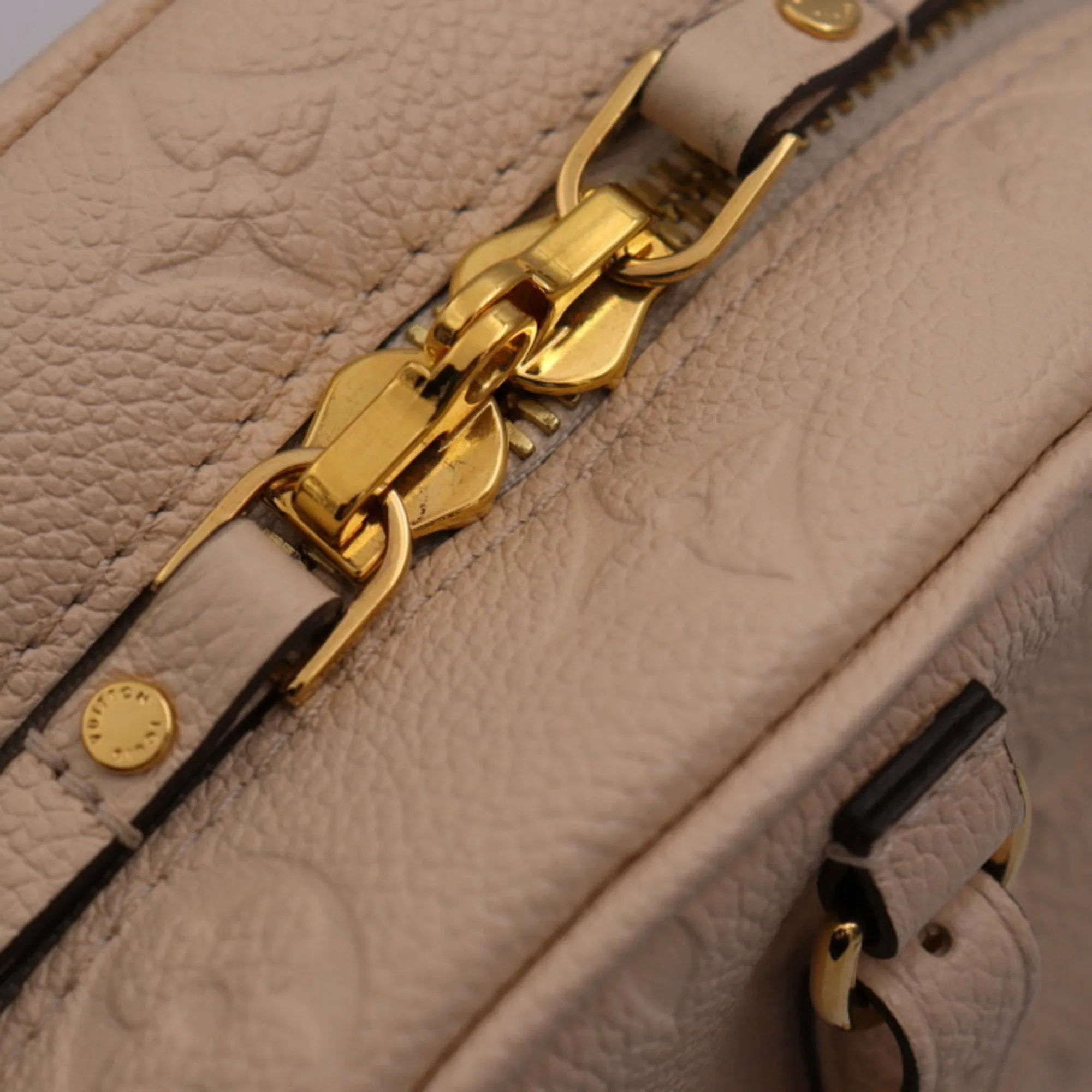 Louis Vuitton Bote Chapeau Souple Leather Shoulder Bag (Pre-Owned)
