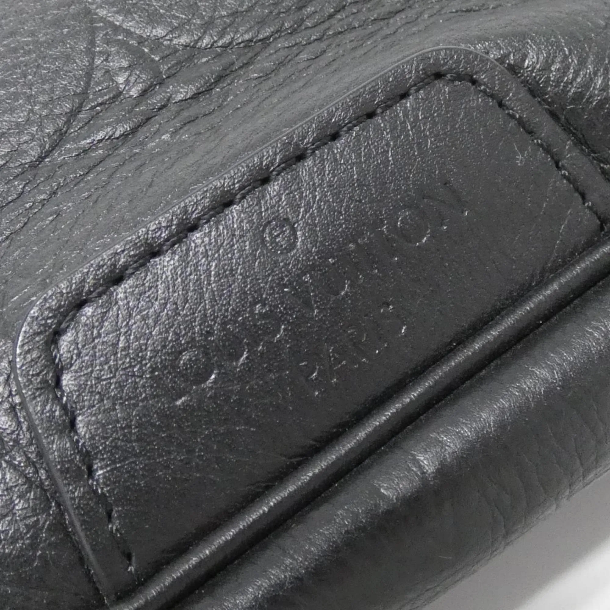 Louis Vuitton Leather Shoulder Bag (Pre-Owned)