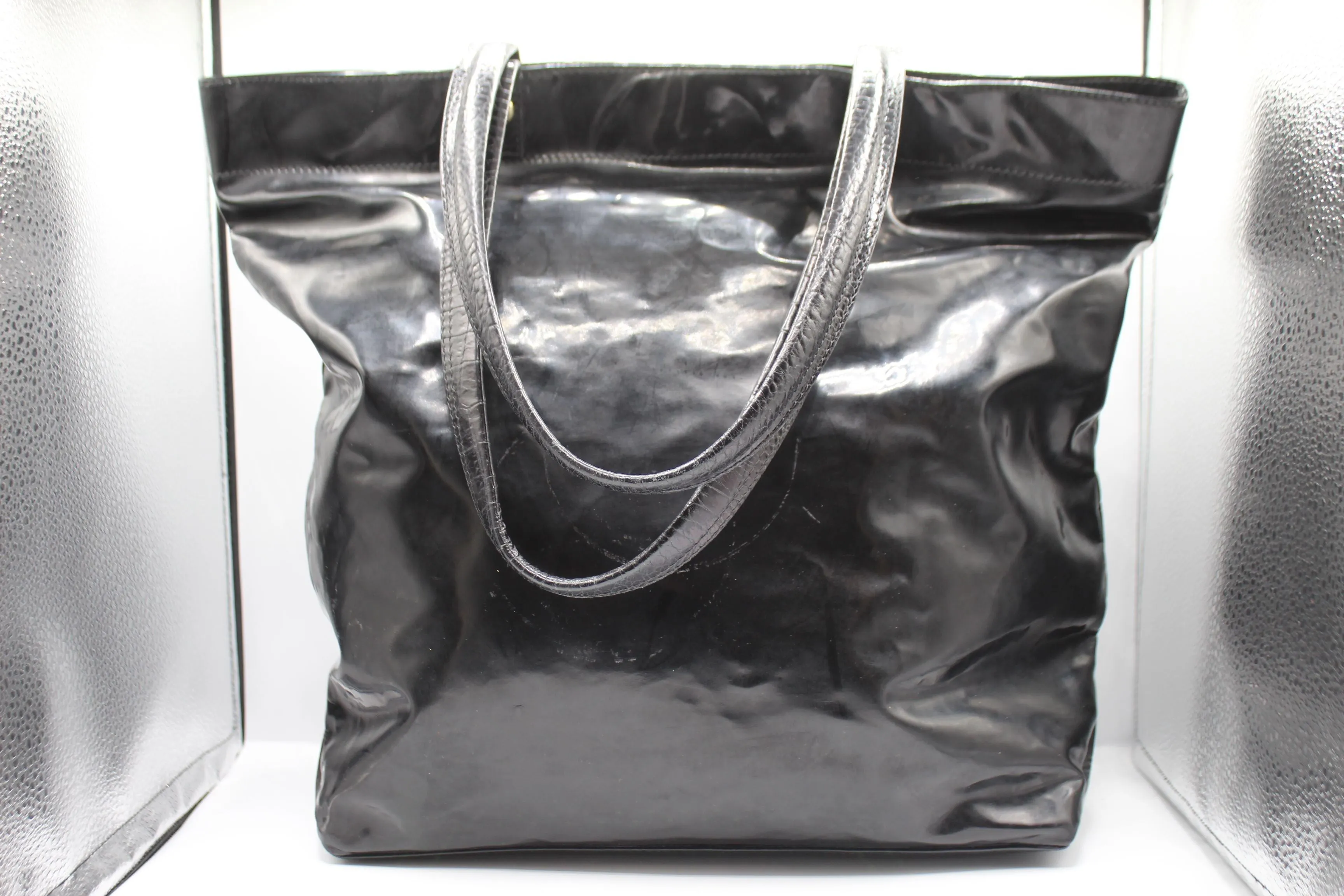 PATENT LEATHER SHOULDER BAG