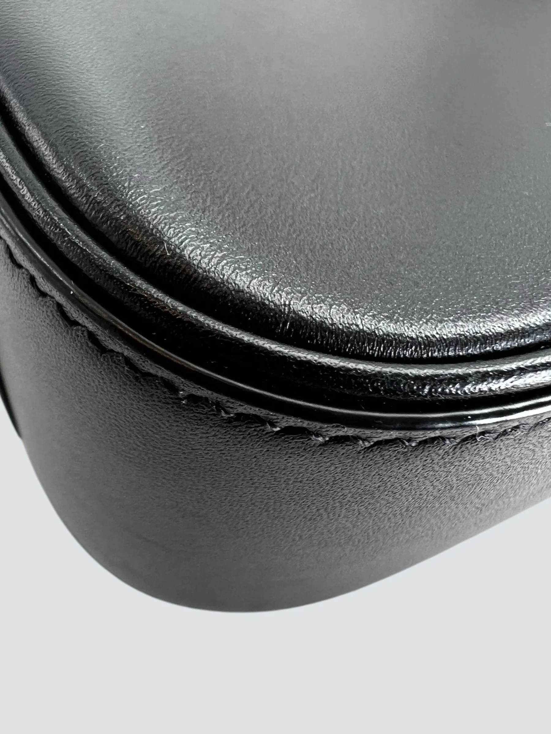Saint Laurent Black Leather Le 5 A 7 Shoulder Bag