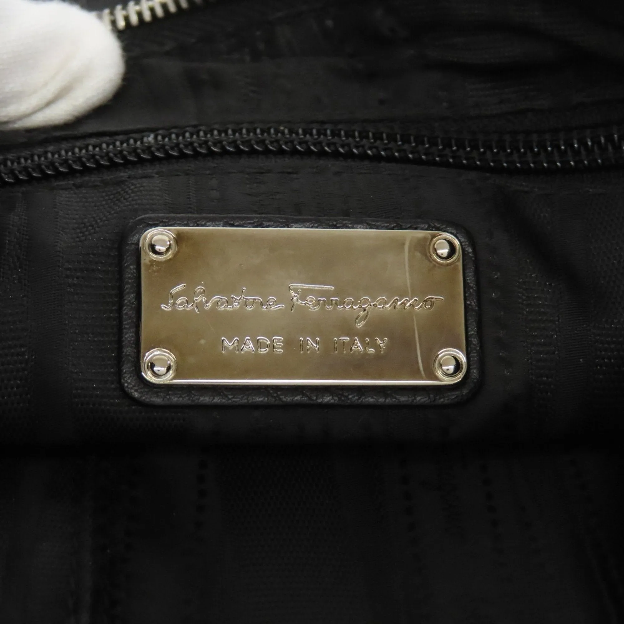 Salvatore Ferragamo Leather Shoulder Bag (Pre-Owned)