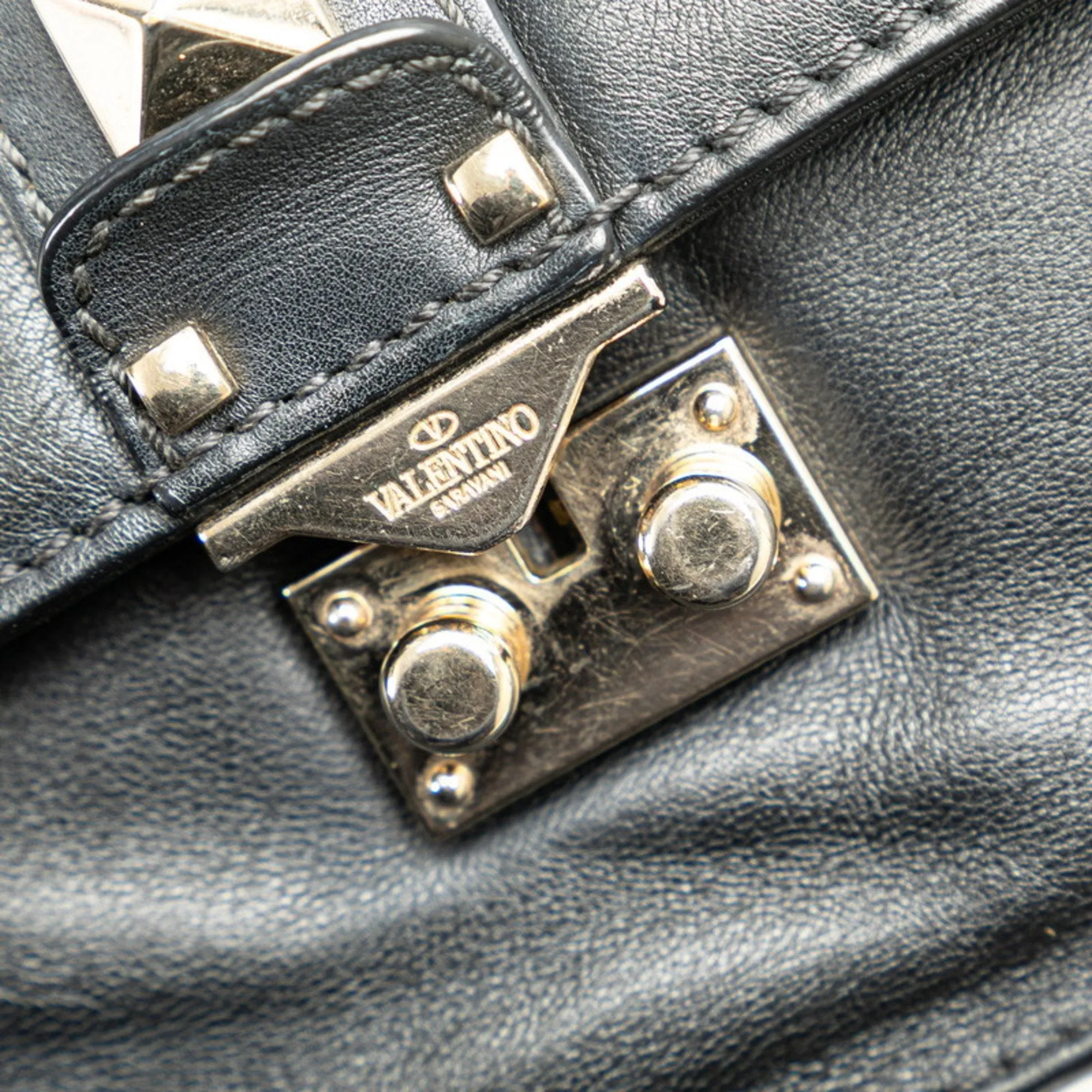 Valentino Leather Shoulder Bag (Pre-Owned)