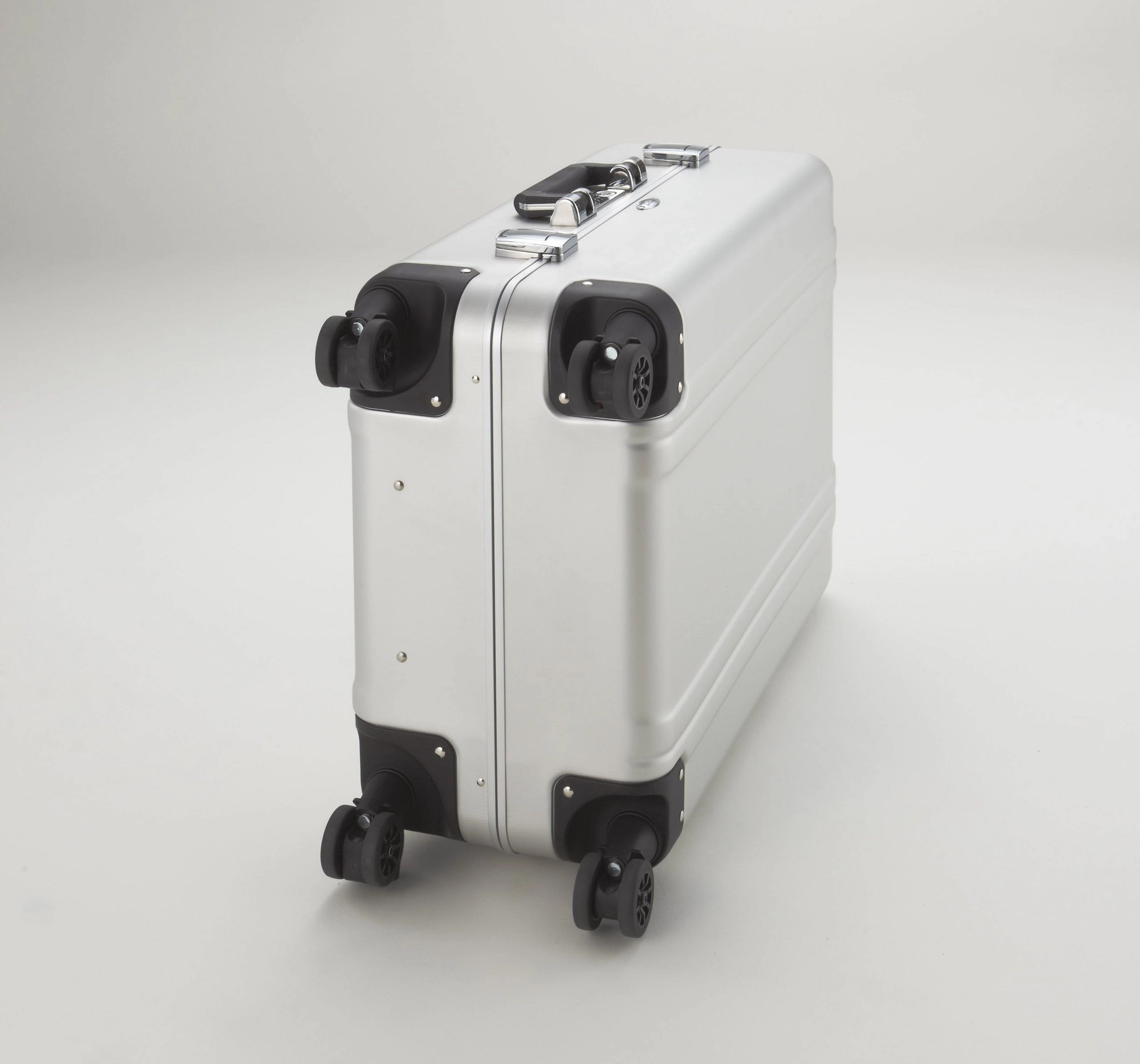 ZERO Halliburton Classic Aluminum 24 Inch 4 Wheel Spinner Travel Case