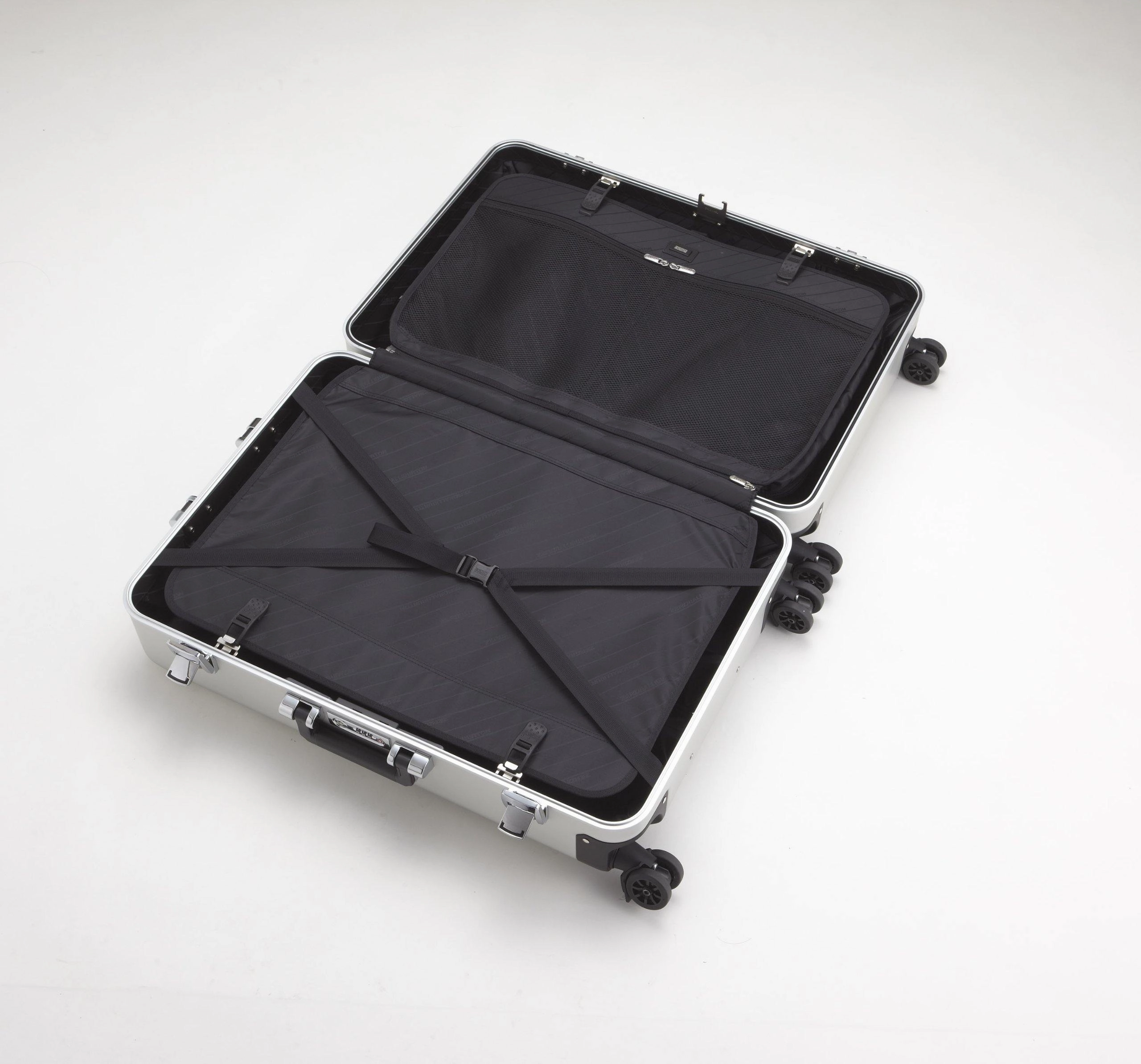 ZERO Halliburton Classic Aluminum 26 Inch 4 Wheel Spinner Travel Case