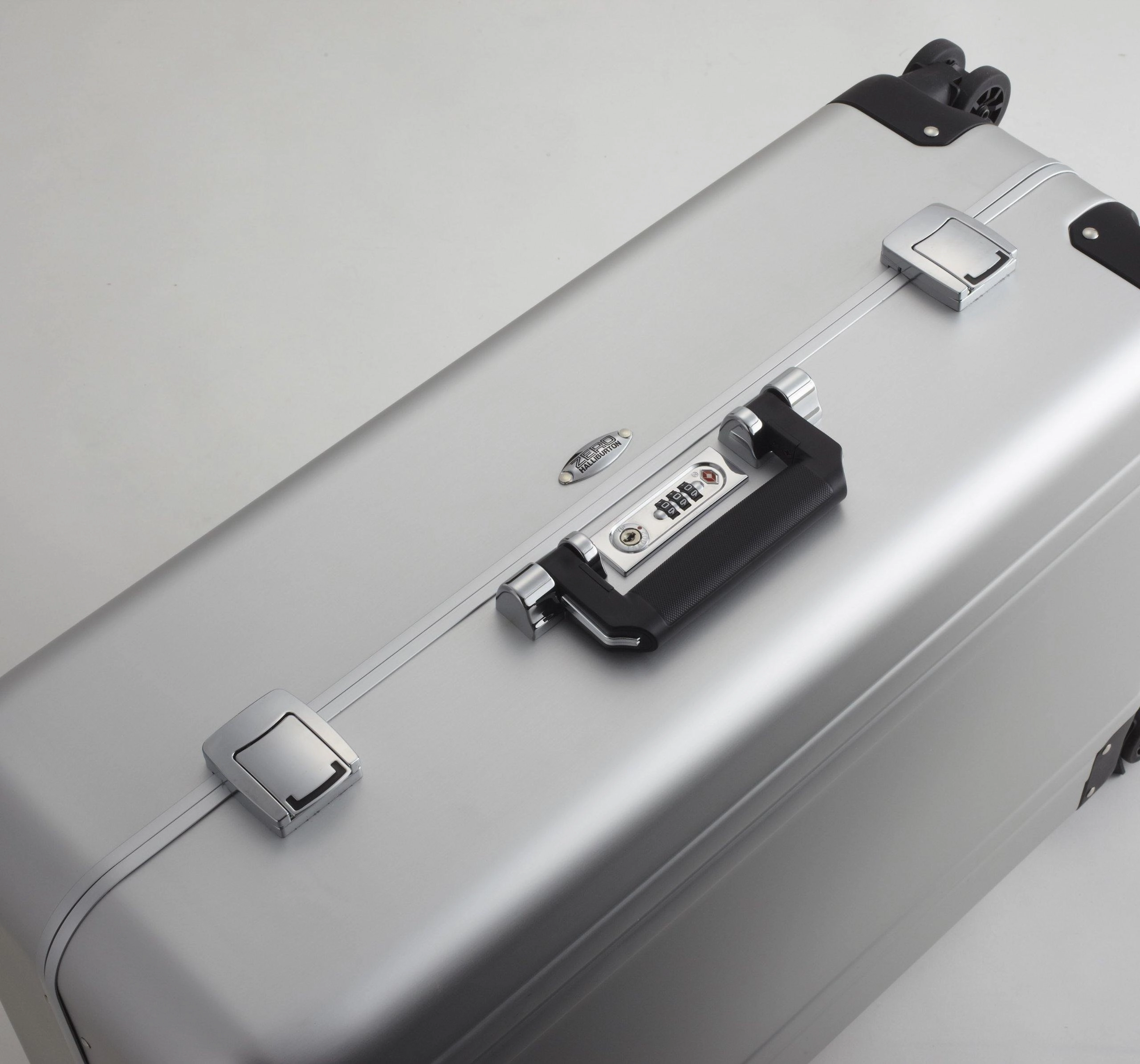 ZERO Halliburton Classic Aluminum 28 Inch 4 Wheel Spinner Travel Case