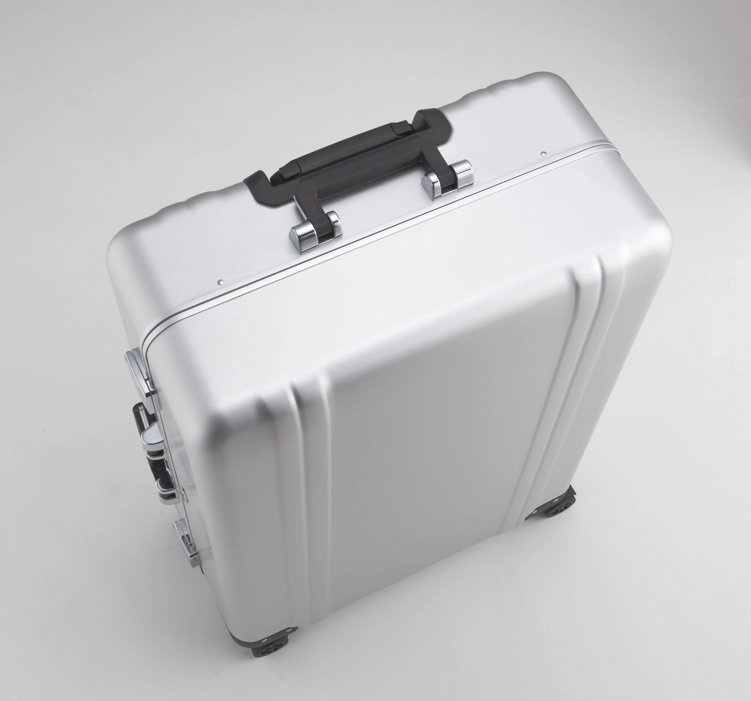 ZERO Halliburton Classic Aluminum 28 Inch 4 Wheel Spinner Travel Case