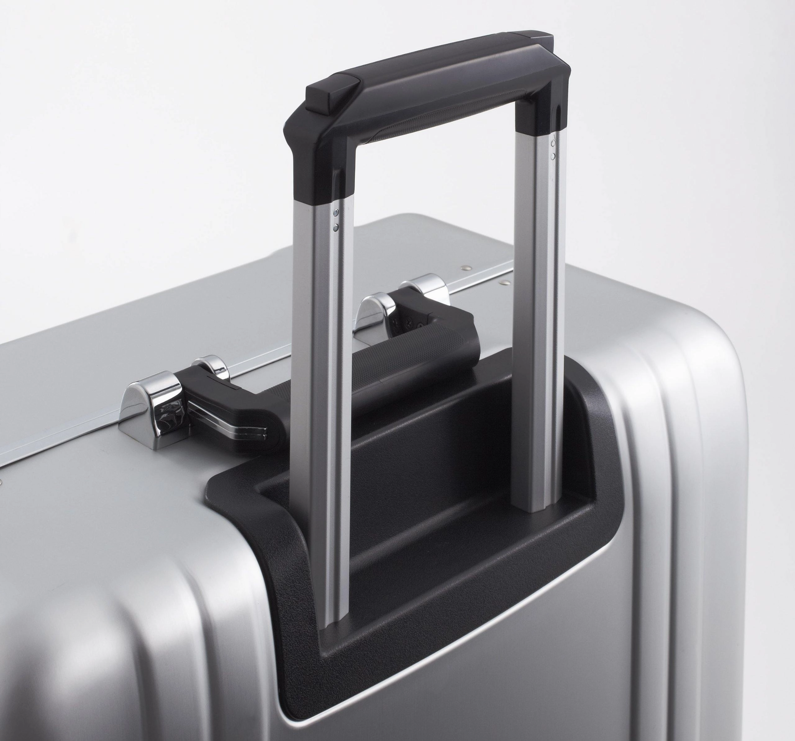 ZERO Halliburton Classic Aluminum 28 Inch 4 Wheel Spinner Travel Case