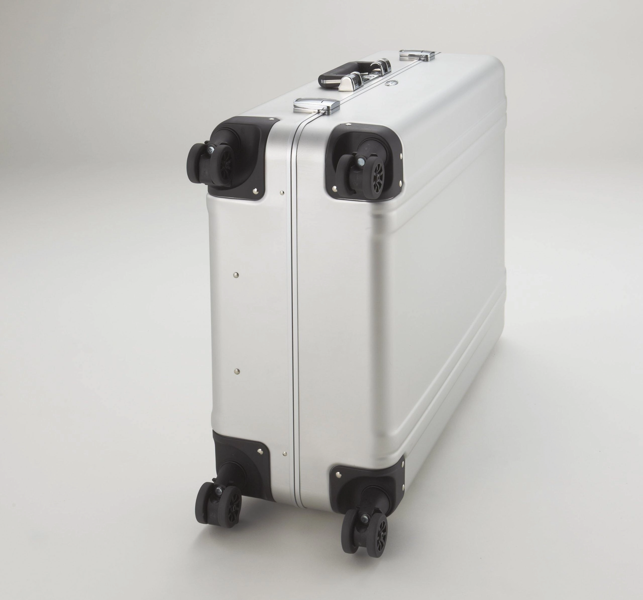 ZERO Halliburton Classic Aluminum 28 Inch 4 Wheel Spinner Travel Case