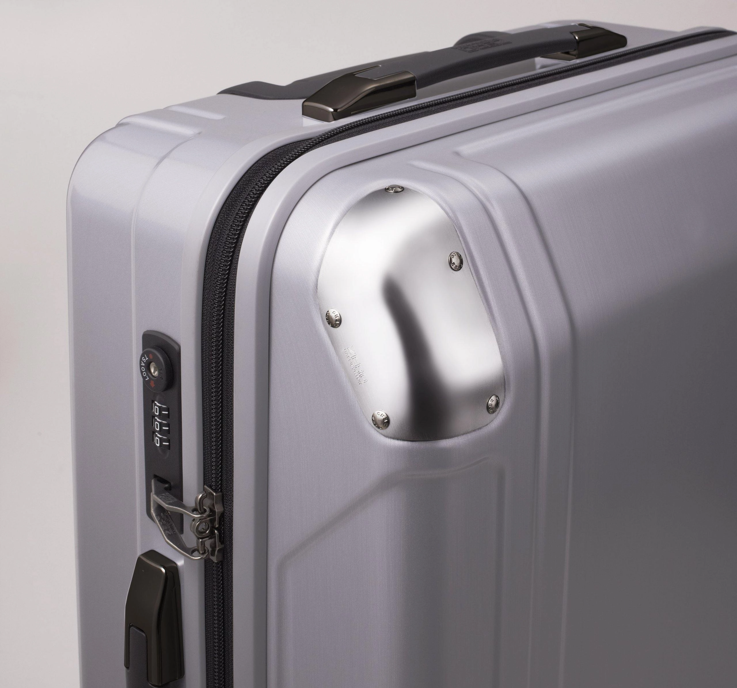 ZERO Halliburton Geo Polycarbonate 26" 4-Wheel Medium Luggage